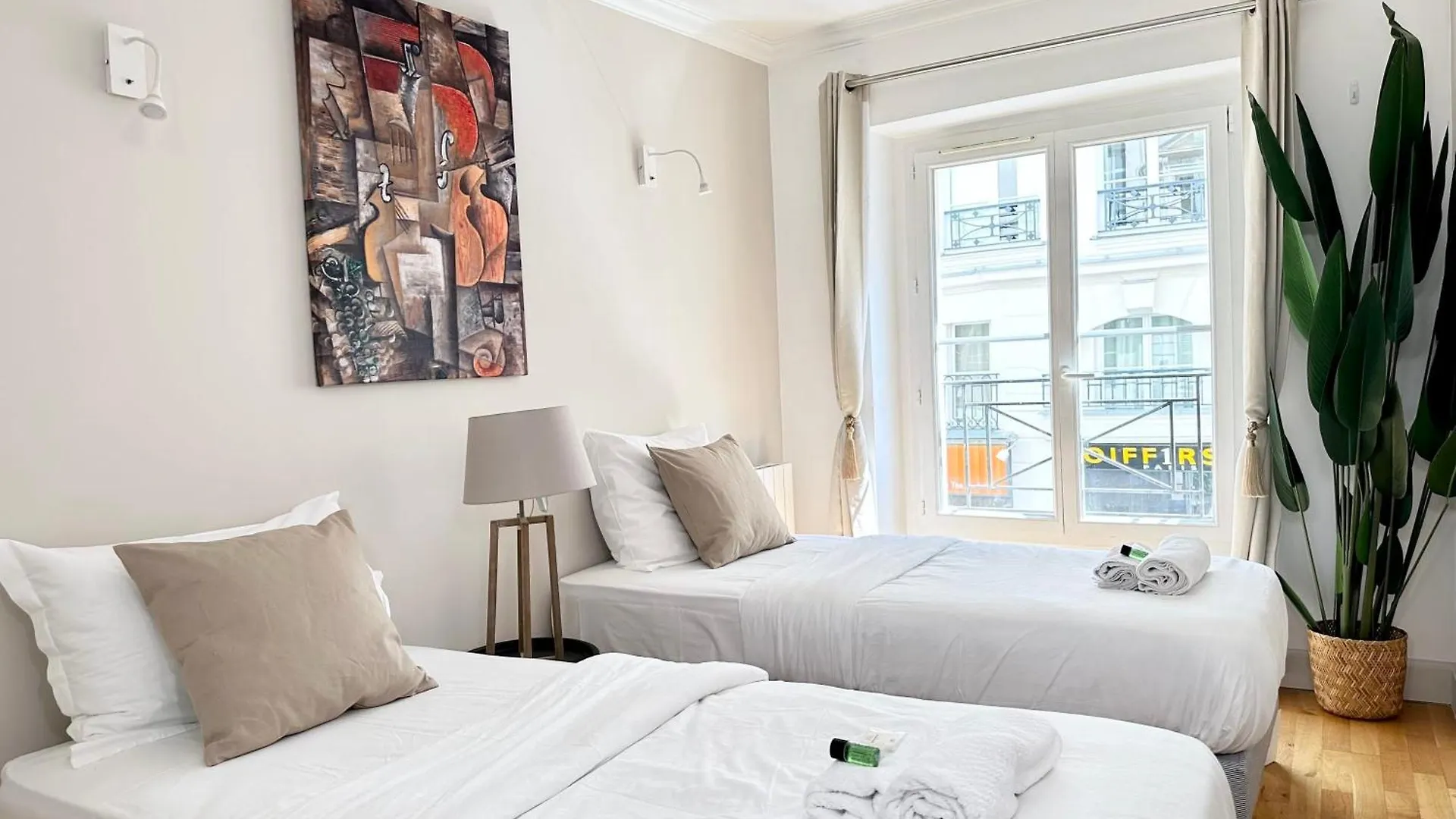 Luxury Family Getaway Near Place Vendome location