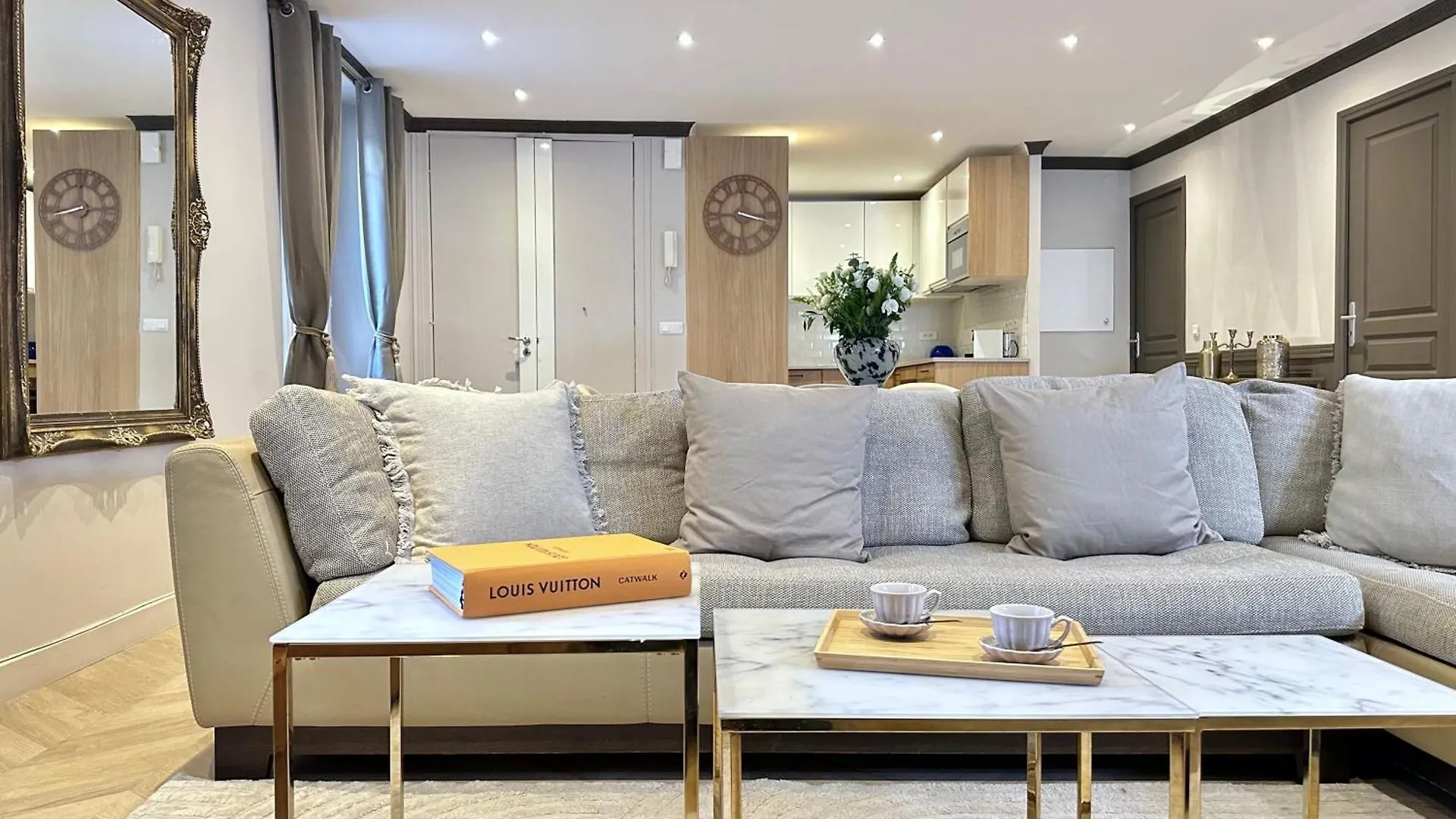 Luxury Family Getaway Near Place Vendome Apartment Paris